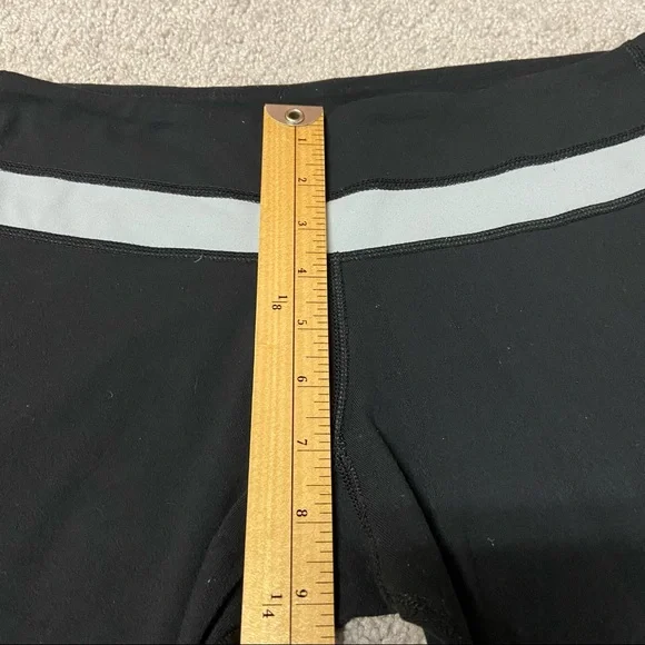 SOLD! LULULEMON Women’s Black Flare Yoga Pants Size 6 - Picture 7 of 8